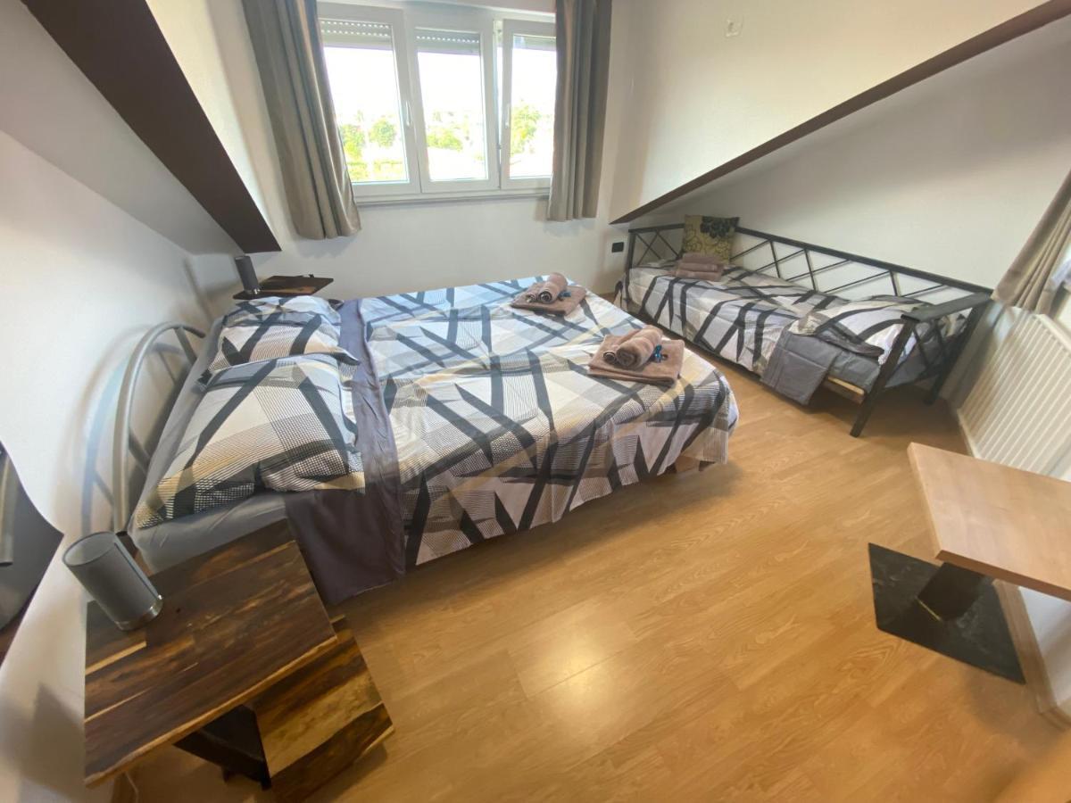 Apartments Ari And Bonnie - Cozy With Roof Terrace Pula Buitenkant foto